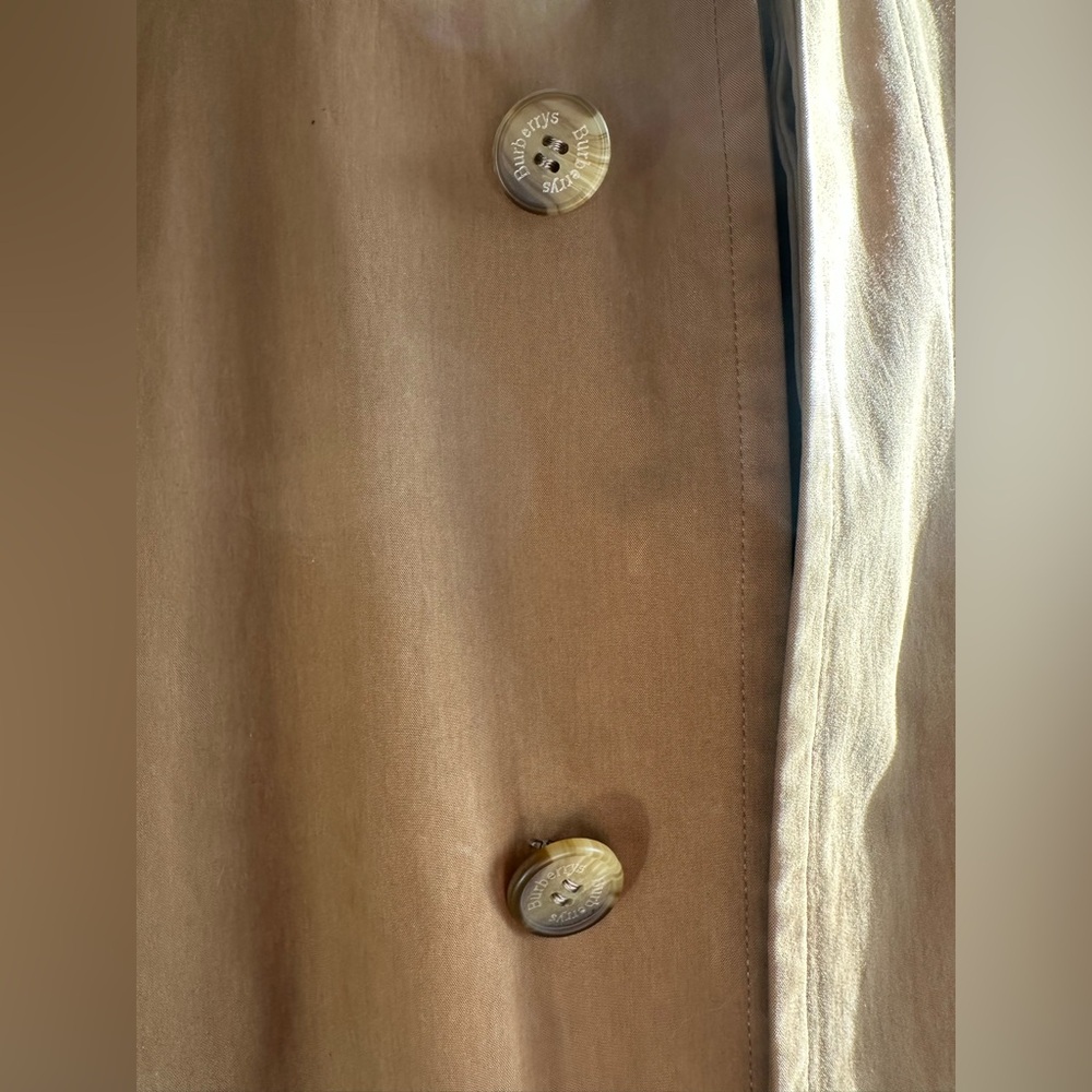 UNIQUE Tan Burberry Trench Coat with Gold Buckle Belt - Picture 13 of 15
